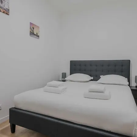 Modern - 2br 6p- *