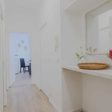 Modern - 2br 6p-